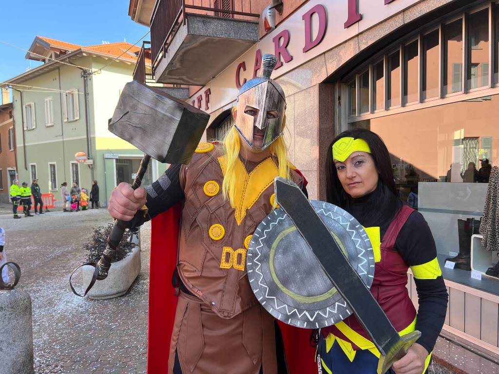 Il Carnevale di Ispra 2023: mascherine e carri per le vie del centro storico
