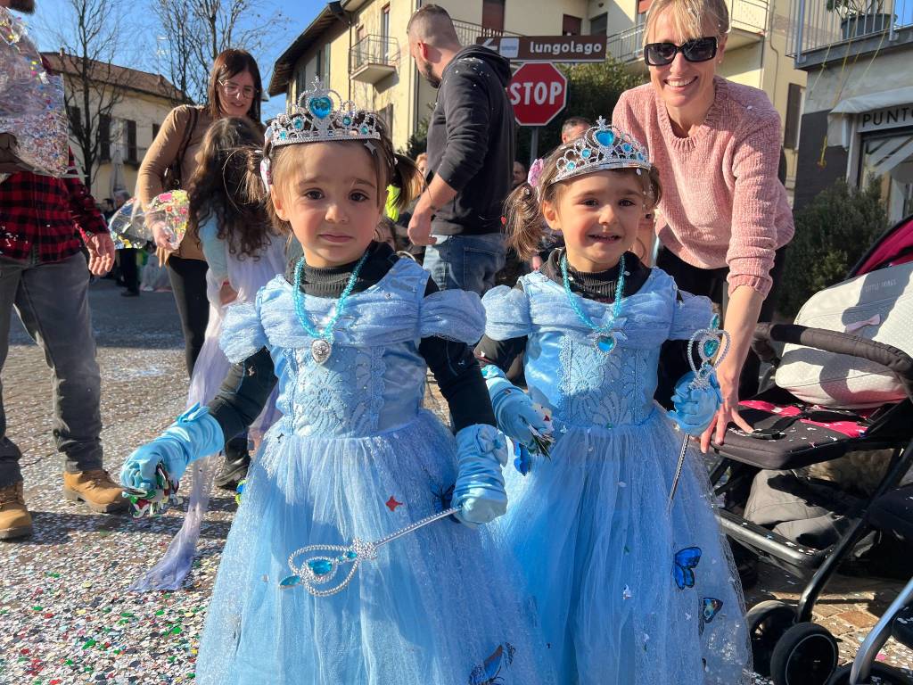 Il Carnevale di Ispra 2023: mascherine e carri per le vie del centro storico