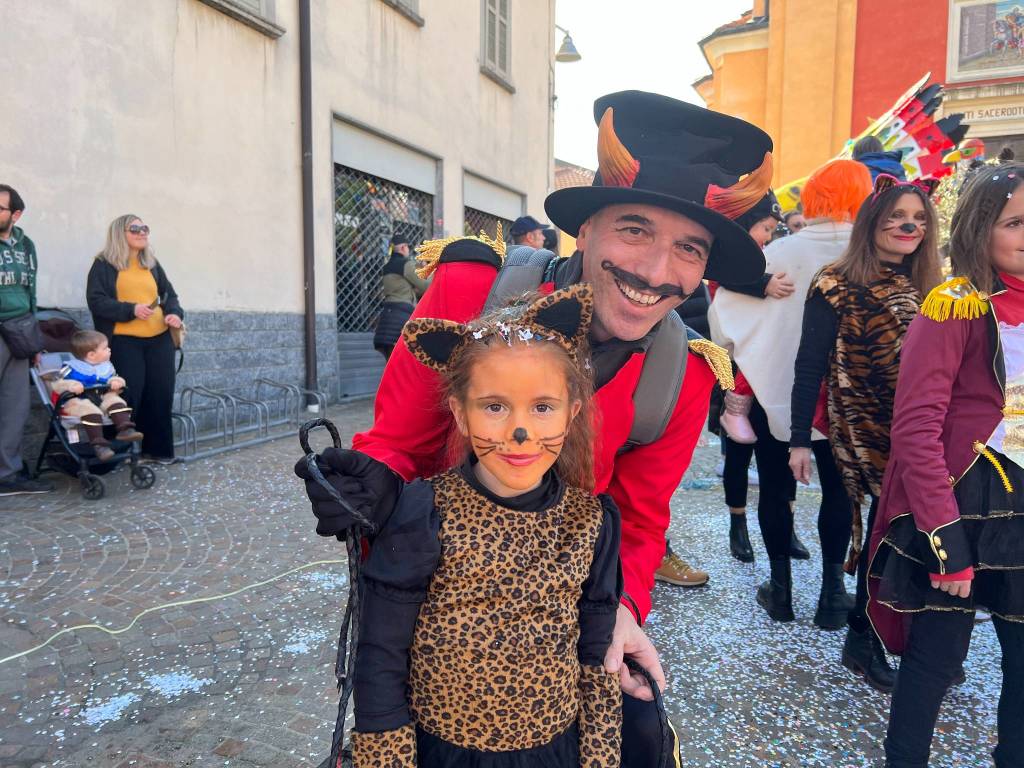 Il Carnevale di Ispra 2023: mascherine e carri per le vie del centro storico