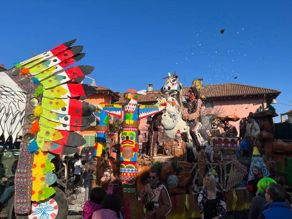 Il Carnevale di Ispra 2023: mascherine e carri per le vie del centro storico