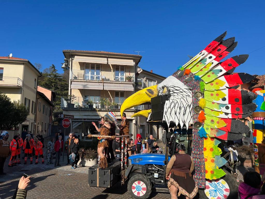 Il Carnevale di Ispra 2023: mascherine e carri per le vie del centro storico
