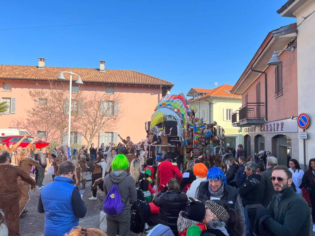 Il Carnevale di Ispra 2023: mascherine e carri per le vie del centro storico