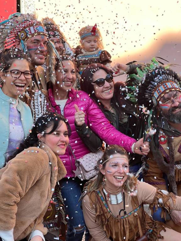 Il Carnevale di Ispra 2023: mascherine e carri per le vie del centro storico