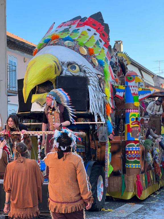 Il Carnevale di Ispra 2023: mascherine e carri per le vie del centro storico
