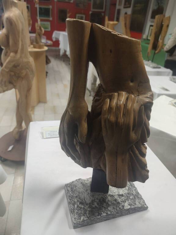Alla "Soara" di Angera in mostra la via crucis in legno e le tele del Basso Verbano