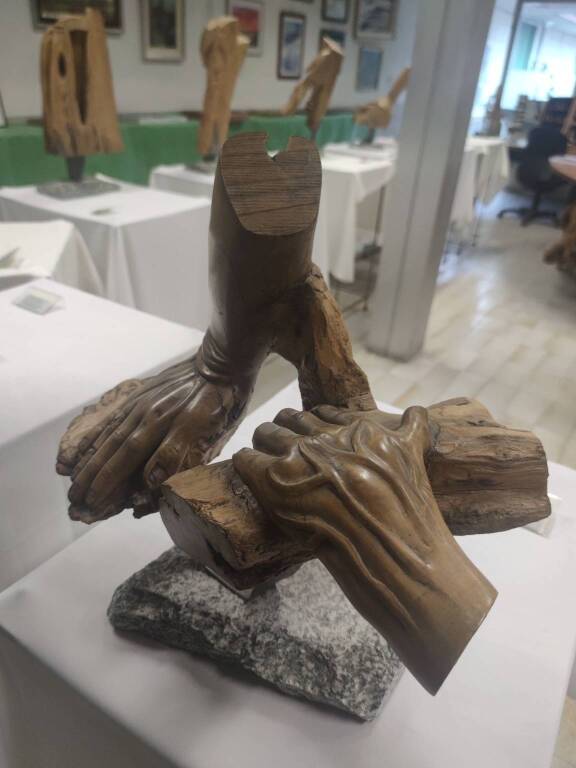 Alla "Soara" di Angera in mostra la via crucis in legno e le tele del Basso Verbano