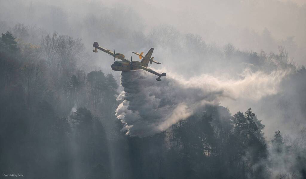 Canadair in azione su Montegrino Valtravaglia, foto di Gianpietro Toniolo