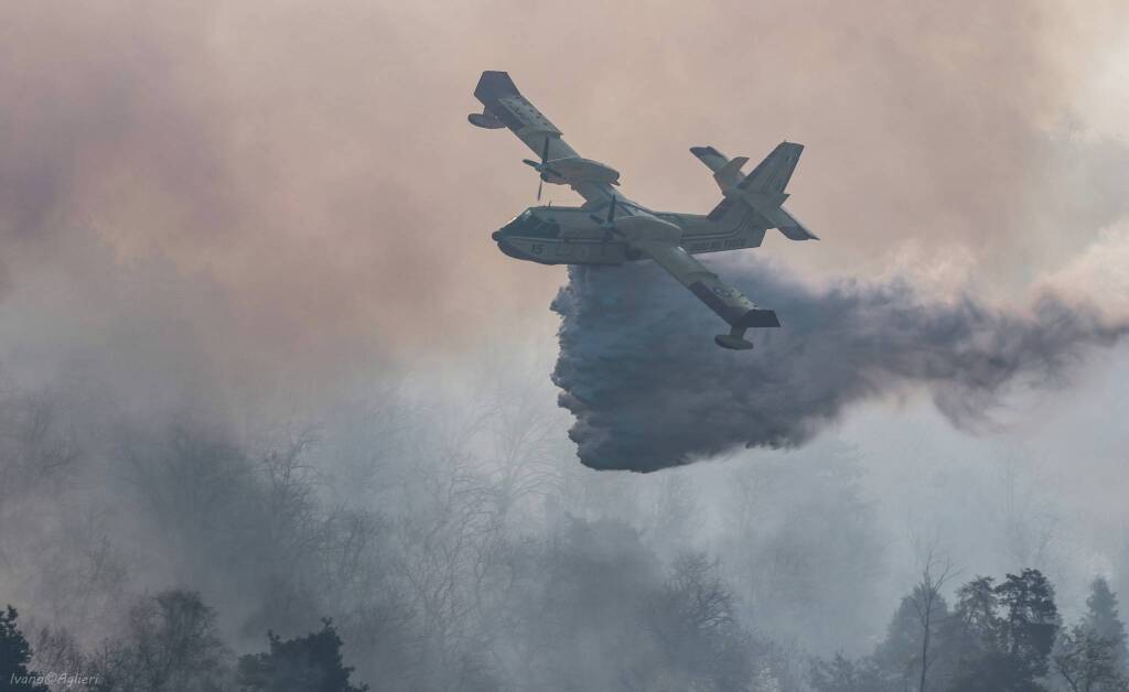 Canadair in azione su Montegrino Valtravaglia, foto di Gianpietro Toniolo