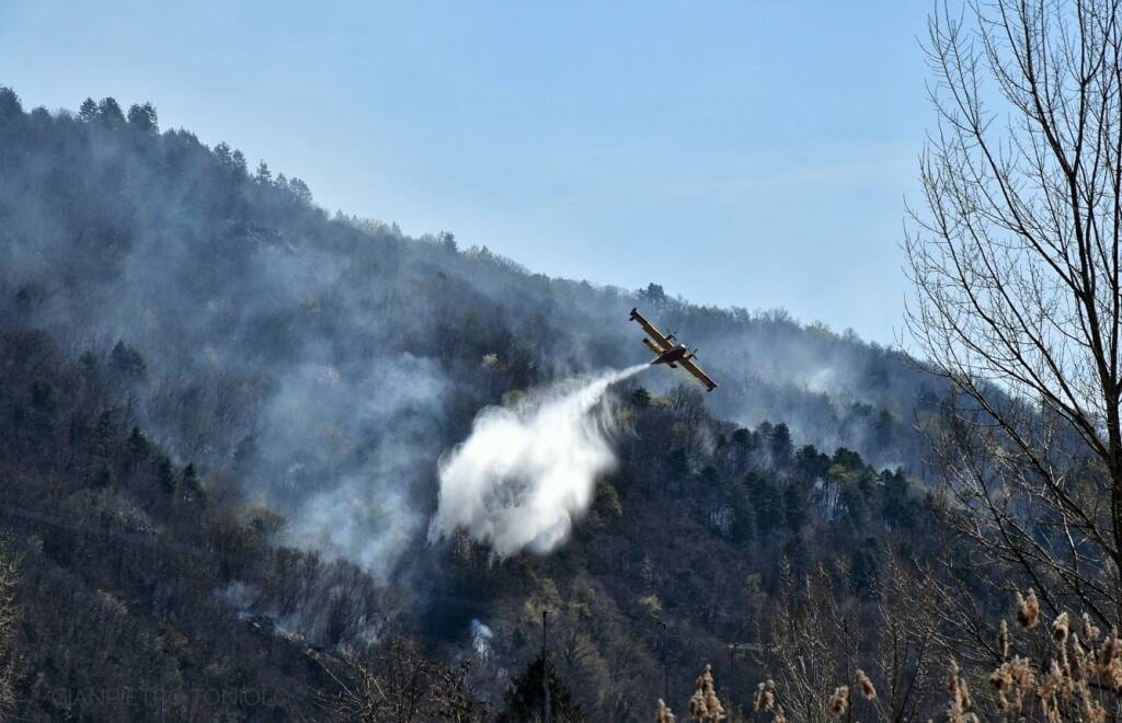 Canadair in azione su Montegrino Valtravaglia, foto di Gianpietro Toniolo