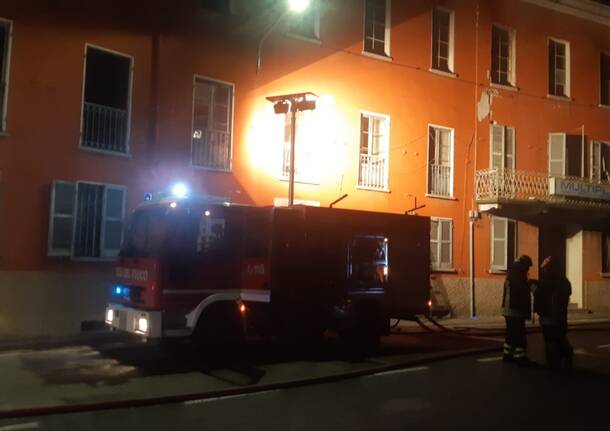 L\'incendio all\'ex fabbrica tessile di Germignaga