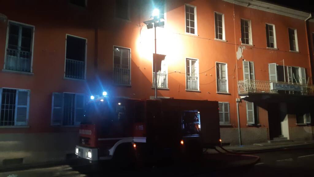 L\'incendio all\'ex fabbrica tessile di Germignaga