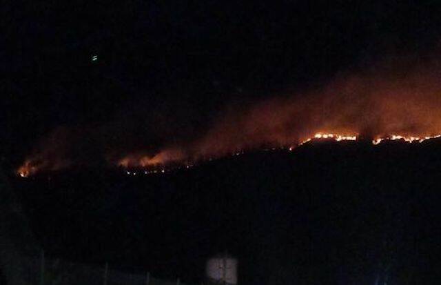 Avanza l\'incendio di Montegrino