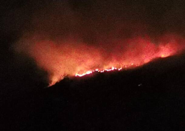 Avanza l\'incendio di Montegrino