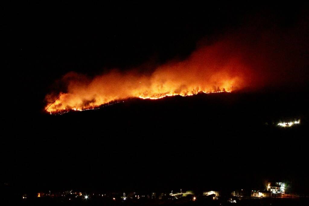 Avanza l\'incendio di Montegrino
