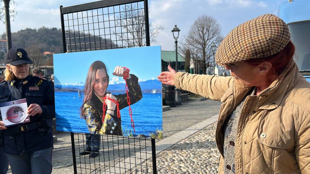La campagna della Polizia di Stato "Questo non è amore" a Laveno Mombello 