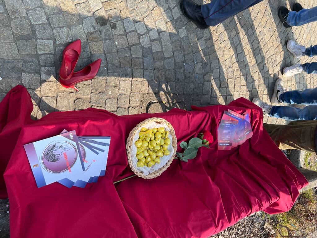 La campagna della Polizia di Stato "Questo non è amore" a Laveno Mombello 