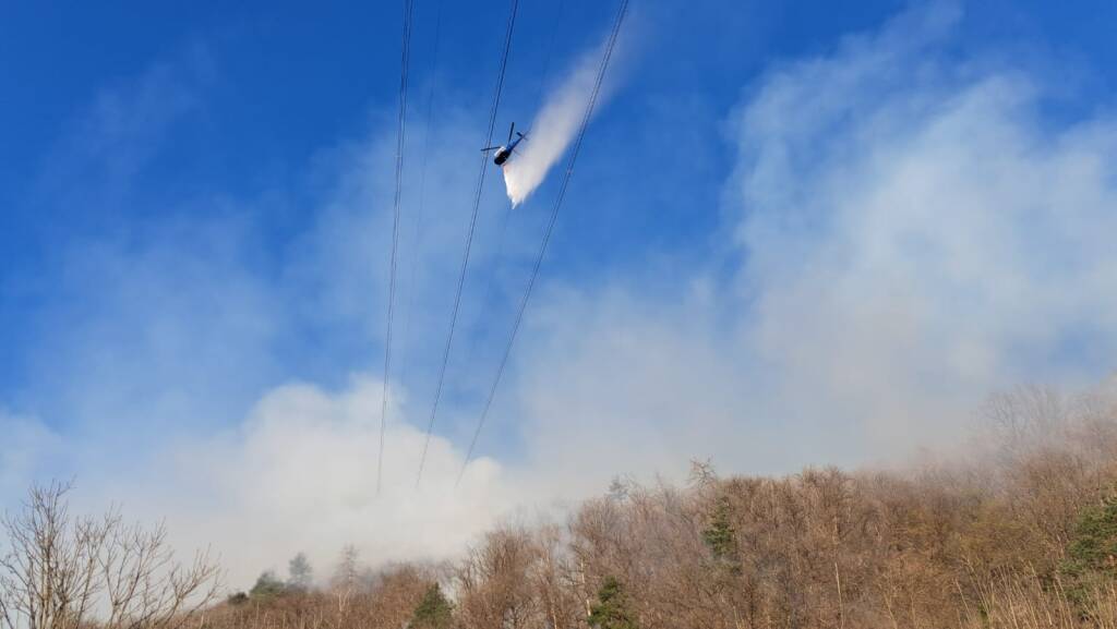 Riprende l'incendio di Montegrino Valtravaglia