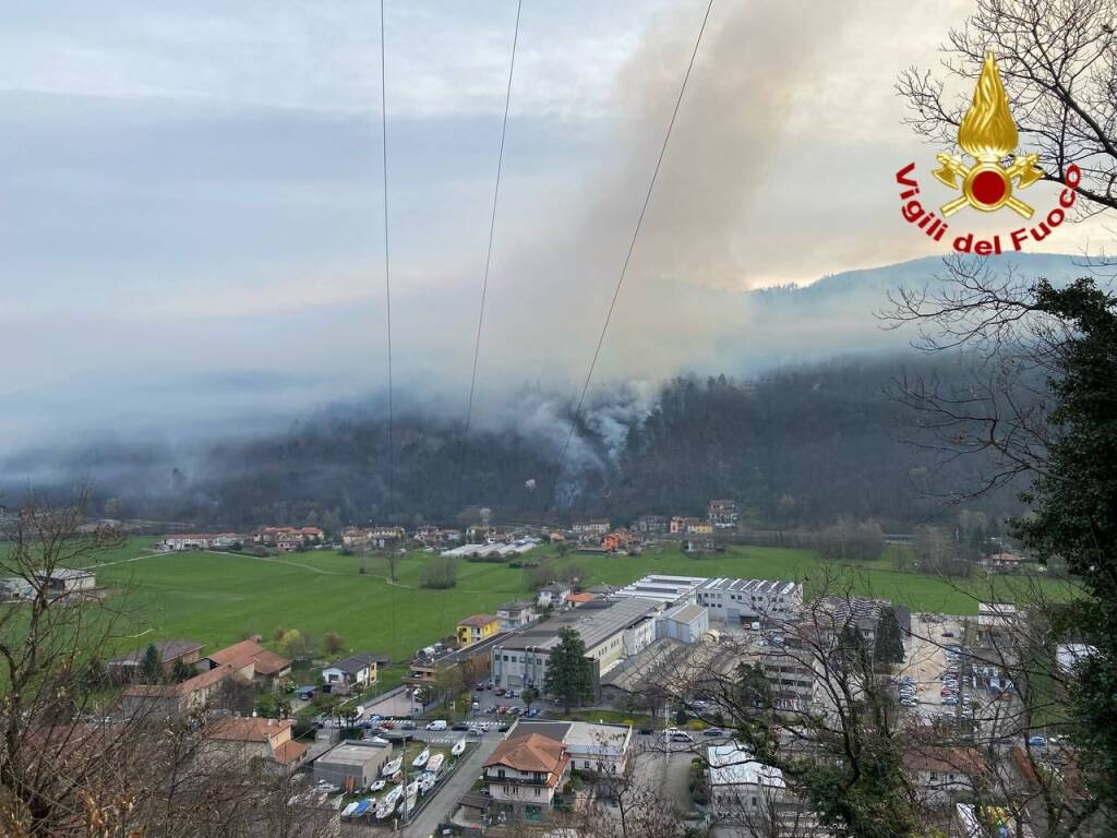 Riprende l'incendio di Montegrino Valtravaglia