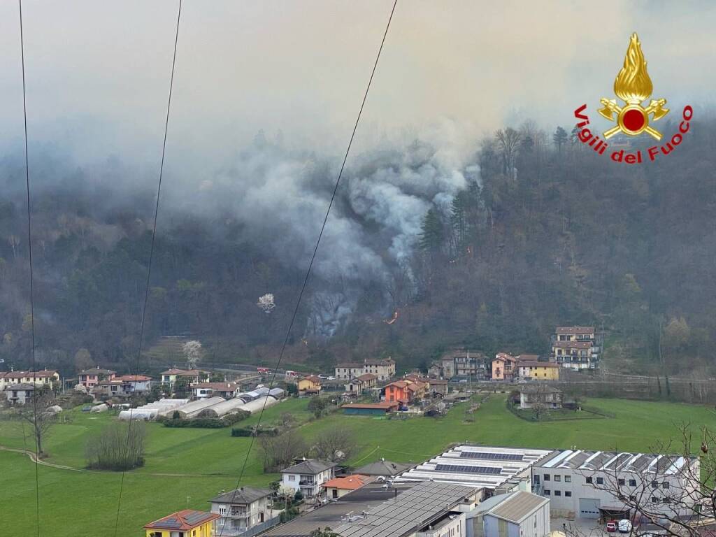 Riprende l'incendio di Montegrino Valtravaglia