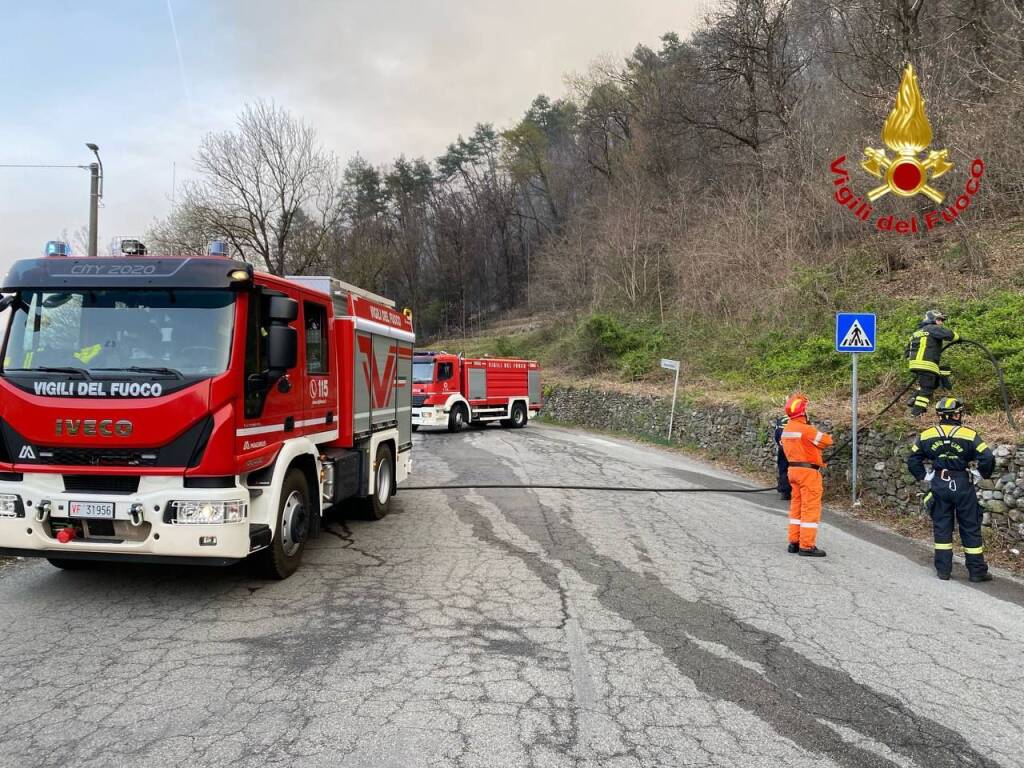 Riprende l'incendio di Montegrino Valtravaglia