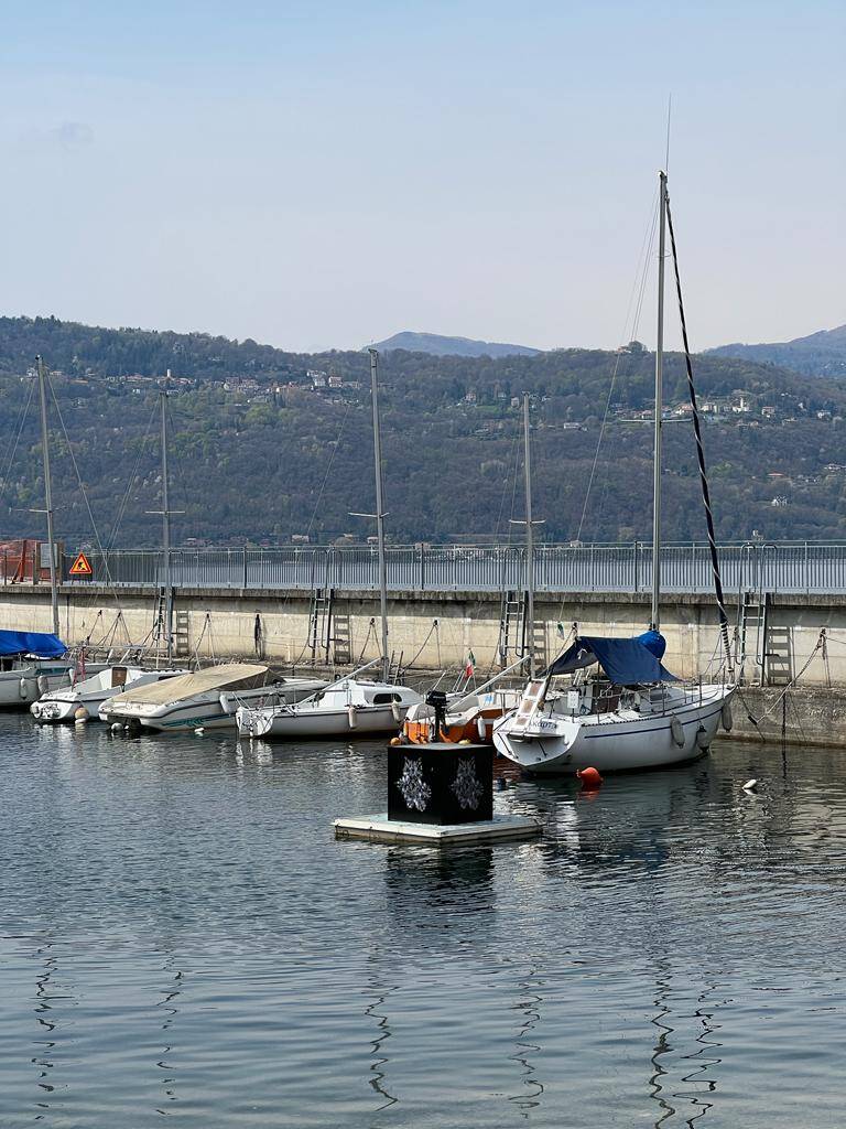 A Leggiuno l'opera sull'acqua dell'artista varesino Alessandro Puccia dal titolo 