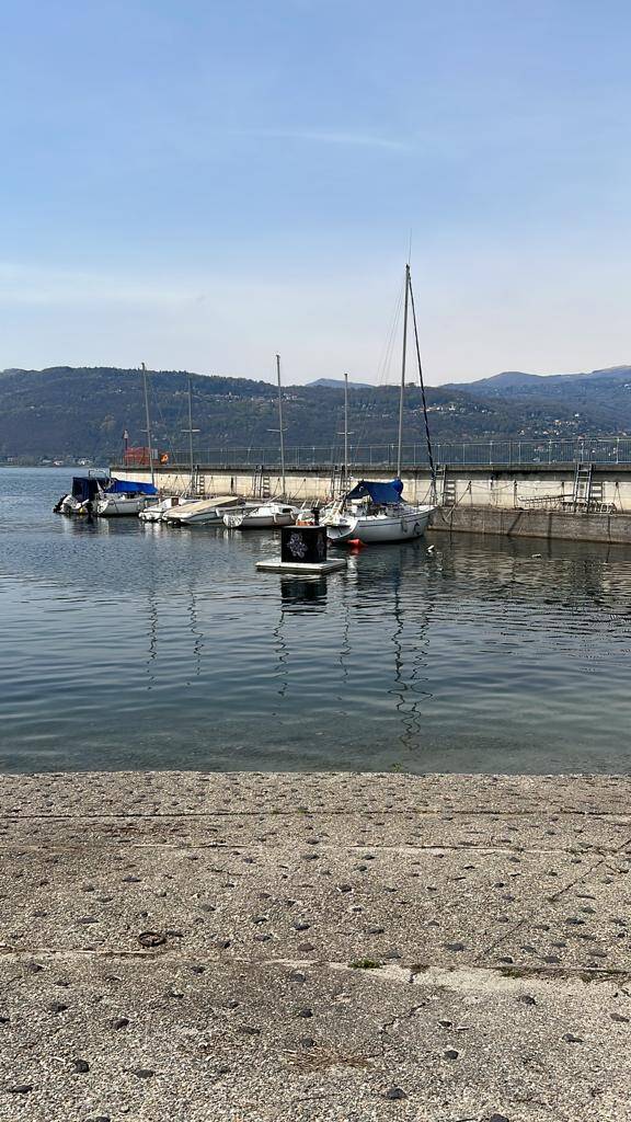 A Leggiuno l'opera sull'acqua dell'artista varesino Alessandro Puccia dal titolo 