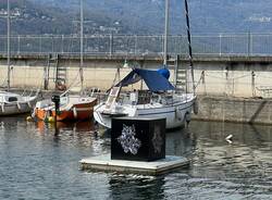 A Leggiuno l'opera sull'acqua dell'artista varesino Alessandro Puccia dal titolo 