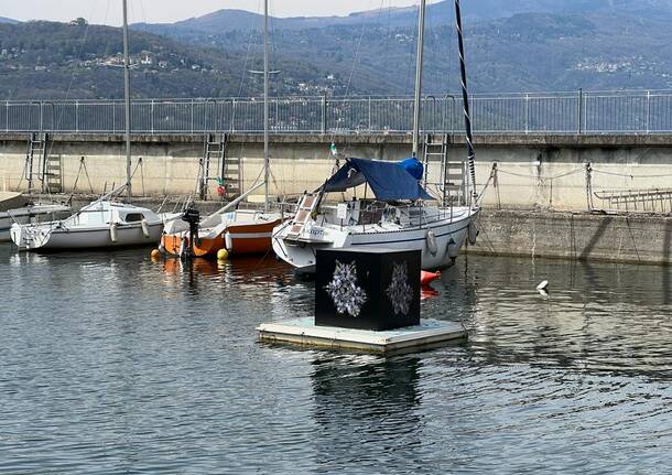 Un cubo sulle acque del Lago Maggiore: è l’installazione di Alessandro Puccia