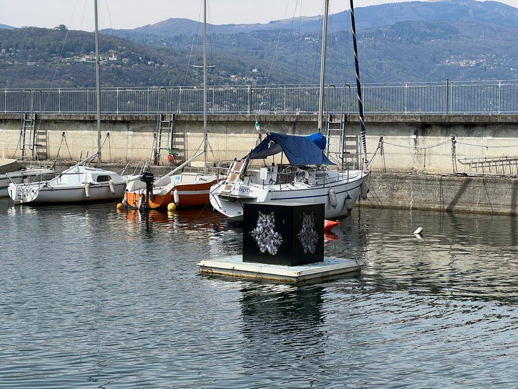 A Leggiuno l'opera sull'acqua dell'artista varesino Alessandro Puccia dal titolo 