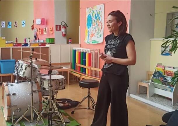 Batteria e batterista all’asilo di Laveno per sperimentare il ritmo