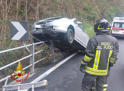 Auto fuori strada a Luino, due feriti