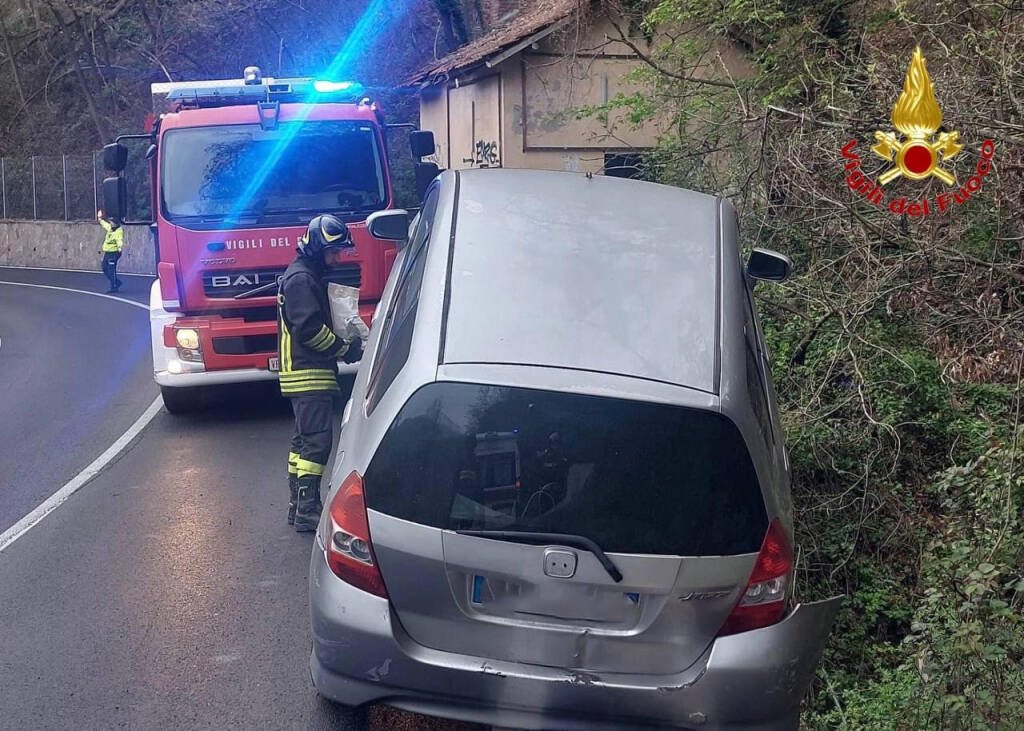 Auto fuori strada a Luino, due feriti