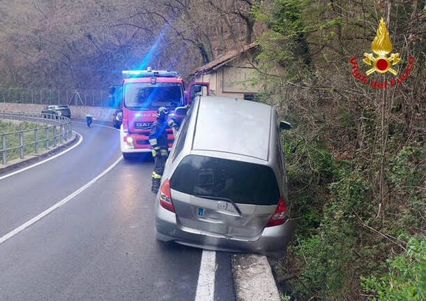 Auto fuori strada a Luino, due feriti