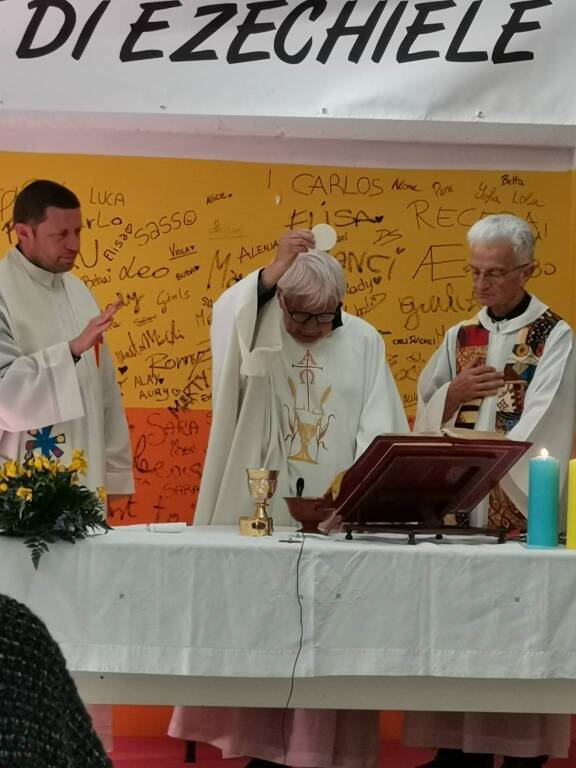 Don Mazzi celebra la Santa messa a "La Valle di Ezechiele" a Fagnano Olona 