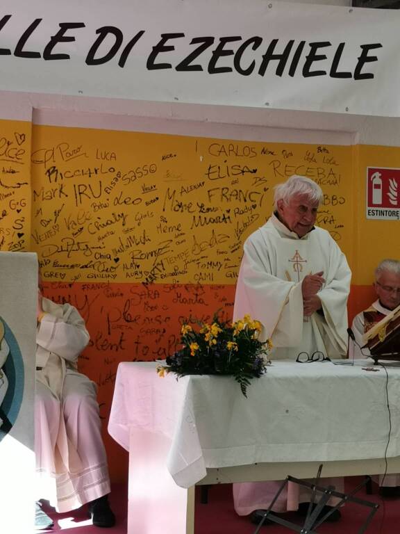 Don Mazzi celebra la Santa messa a "La Valle di Ezechiele" a Fagnano Olona 