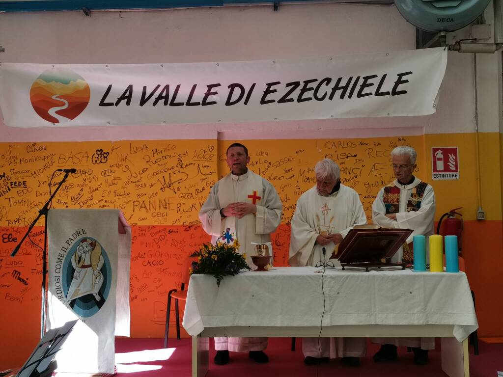 Don Mazzi celebra la Santa messa a "La Valle di Ezechiele" a Fagnano Olona 