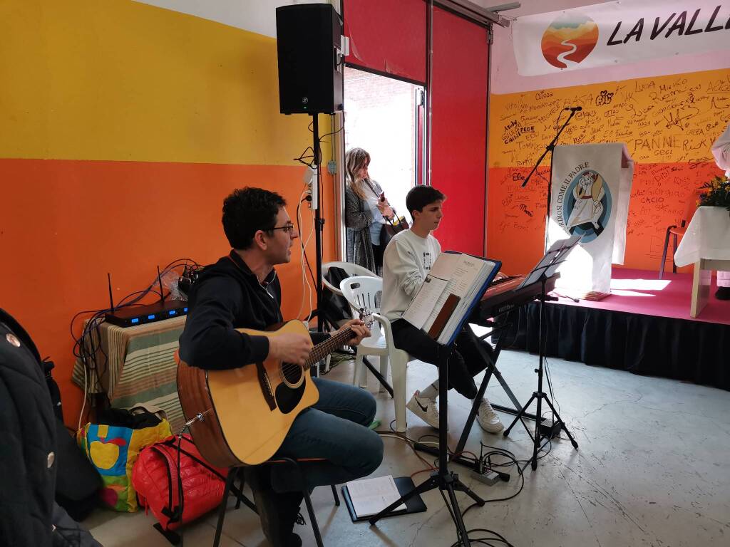 Don Mazzi celebra la Santa messa a "La Valle di Ezechiele" a Fagnano Olona 