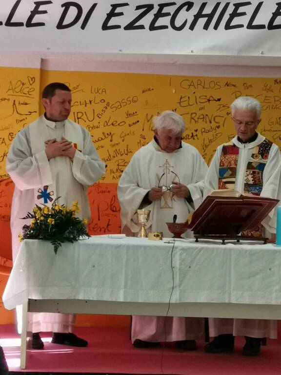 Don Mazzi celebra la Santa messa a "La Valle di Ezechiele" a Fagnano Olona