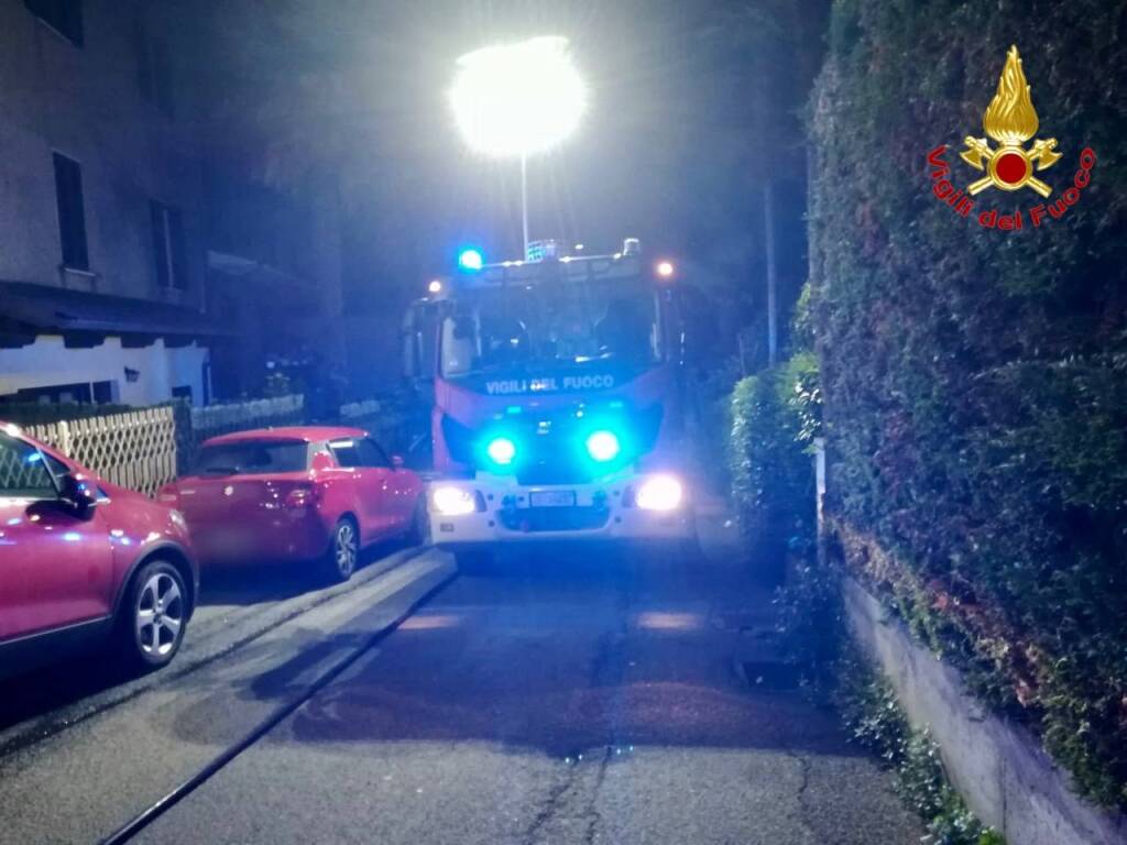 Auto in fiamme in Viale Mazzini a Luino