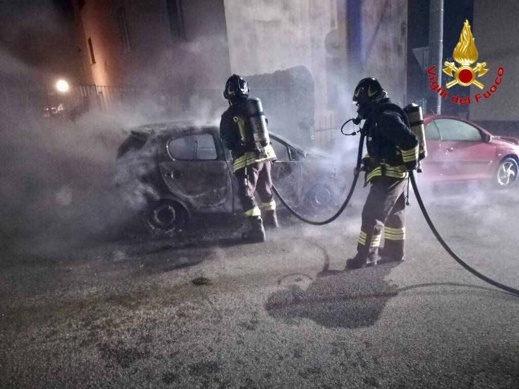 Auto in fiamme in Viale Mazzini a Luino