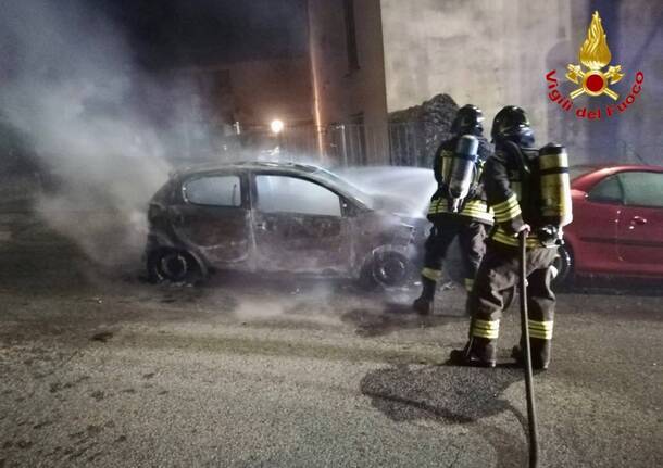 Auto in fiamme in Viale Mazzini a Luino