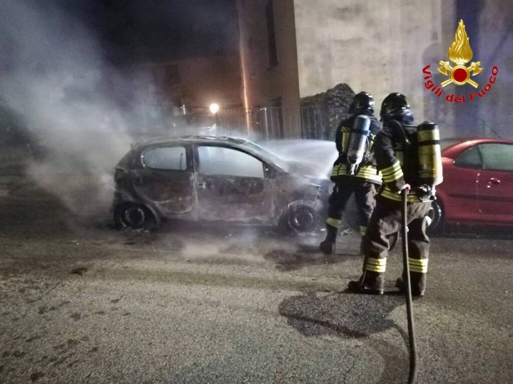 Auto in fiamme in Viale Mazzini a Luino