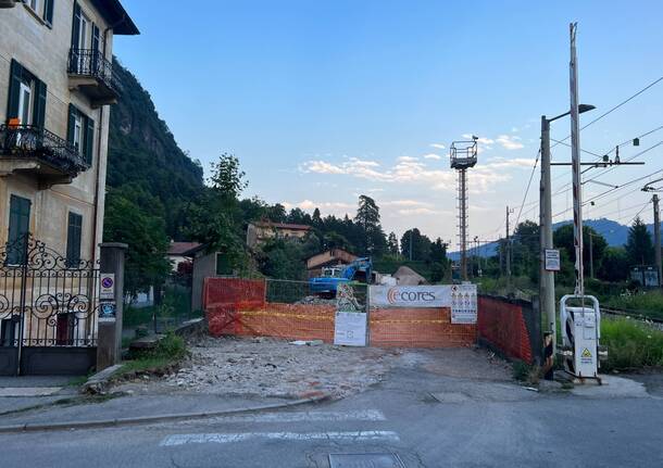 A Laveno Mombello abbattuto lo stabile di via Ceretti