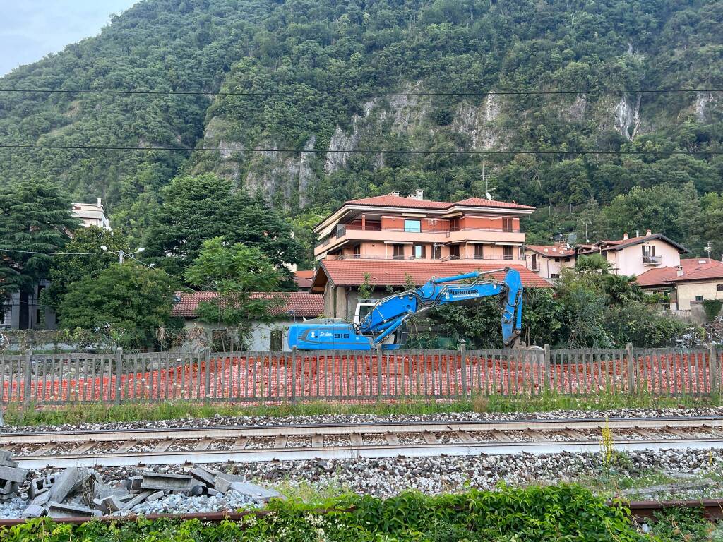 A Laveno Mombello abbattuto lo stabile di via Ceretti 