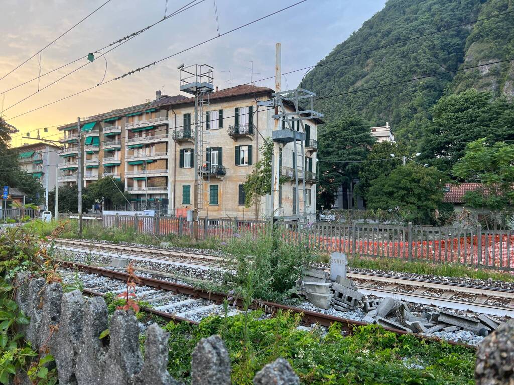 A Laveno Mombello abbattuto lo stabile di via Ceretti 