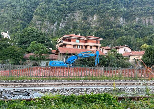 A Laveno Mombello abbattuto lo stabile di via Ceretti 