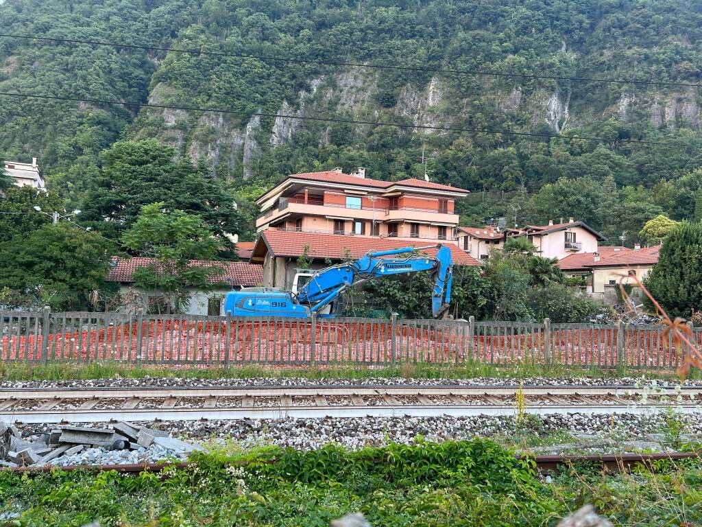 A Laveno Mombello abbattuto lo stabile di via Ceretti 