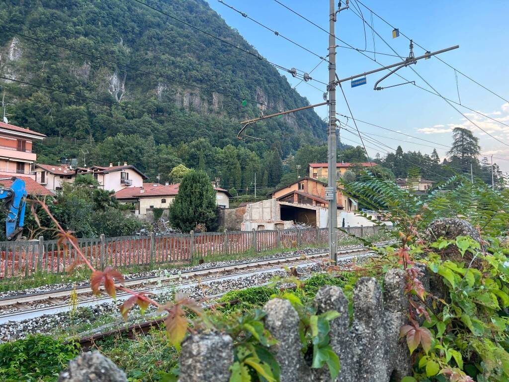 A Laveno Mombello abbattuto lo stabile di via Ceretti 