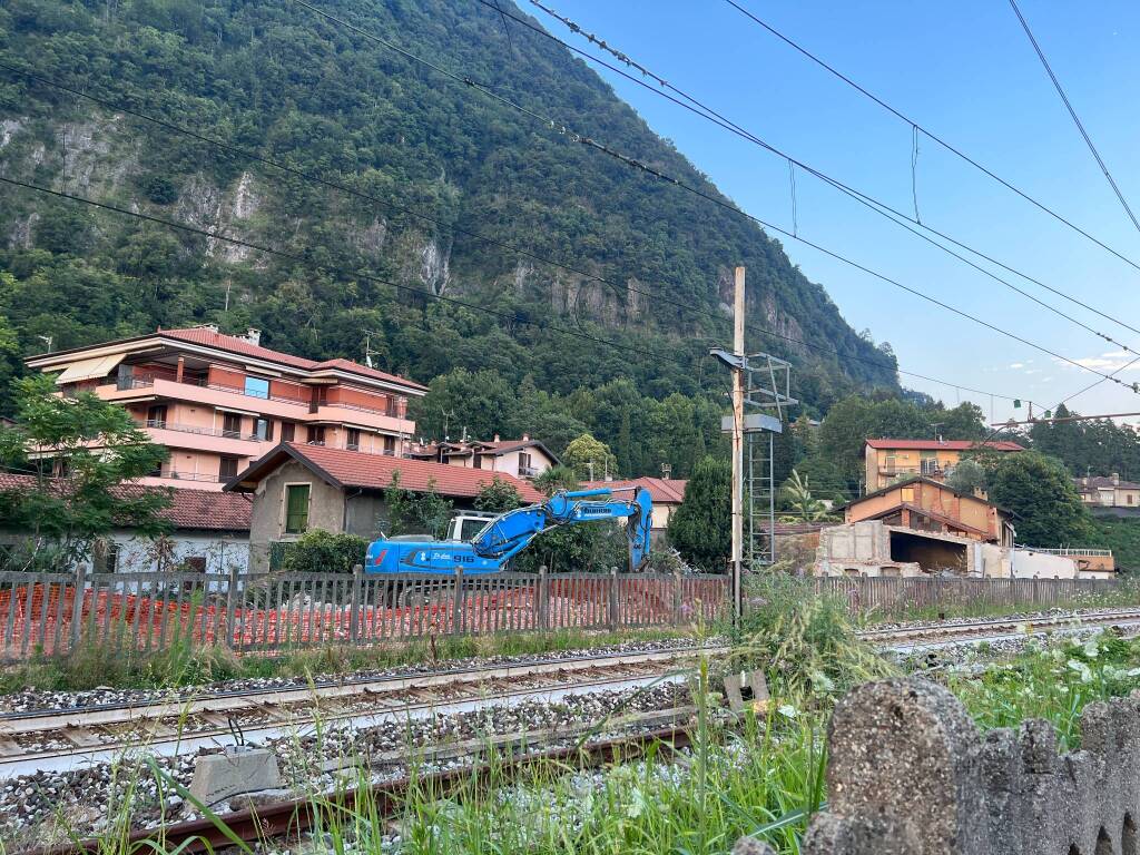 A Laveno Mombello abbattuto lo stabile di via Ceretti 