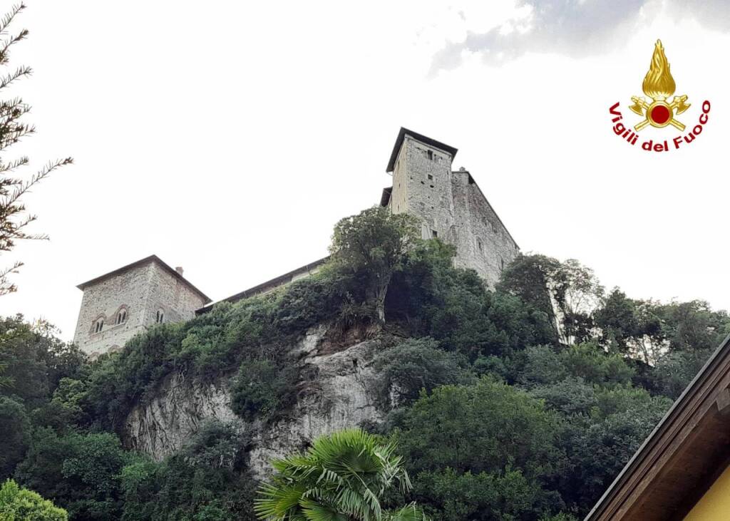 Frana sotto la Rocca di Angera 